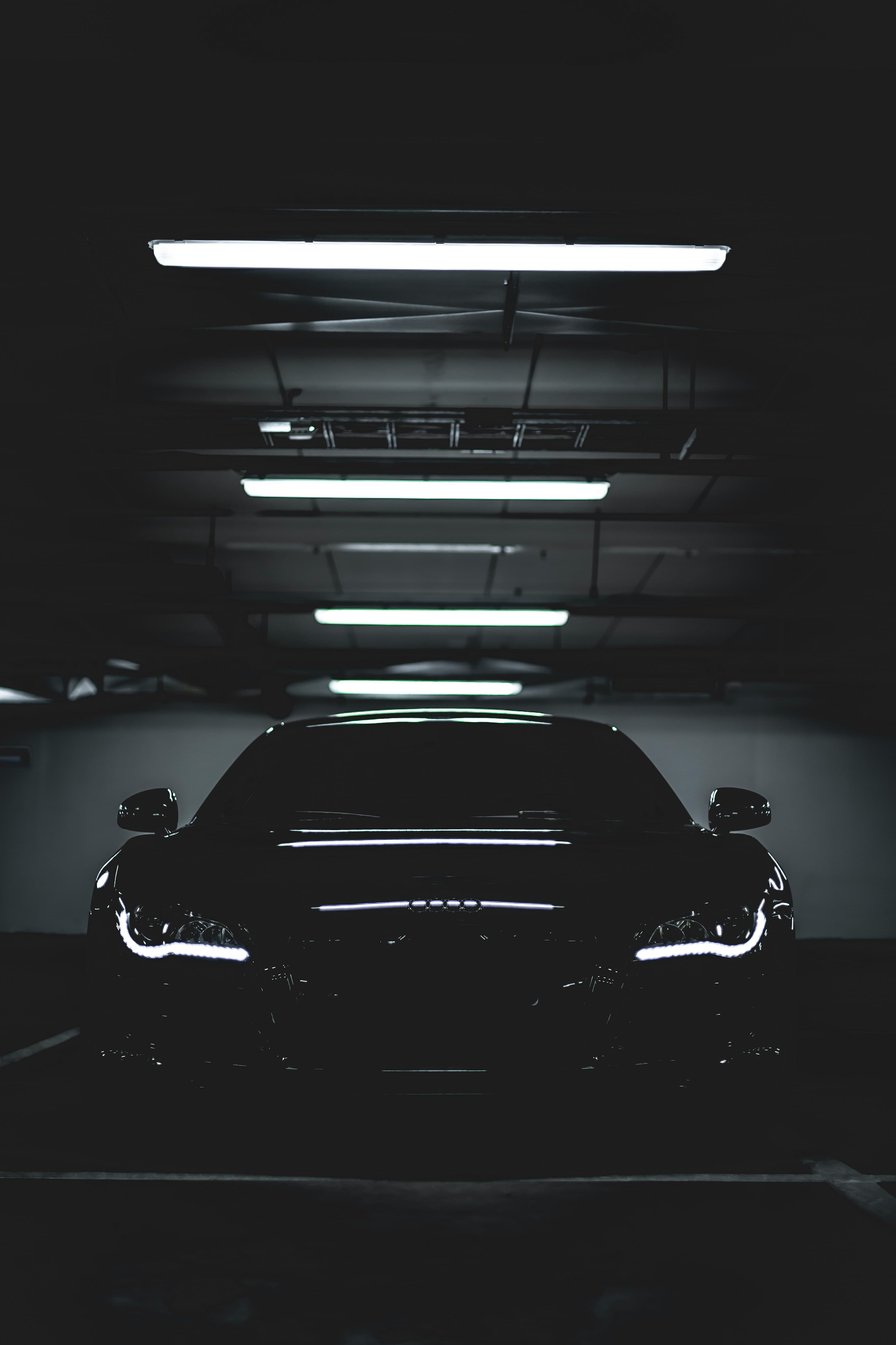 Elektrische auto in een parkeergarage